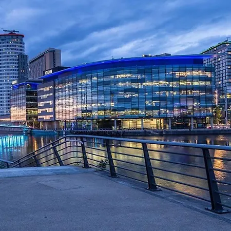 Stylish Two-Bedroom Salford Quays Apartment-2
